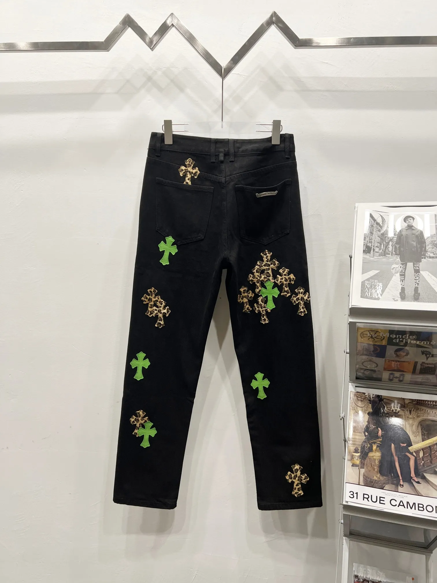 P250 Style Number: (c039) Chrome Hearts CH Chrome Hearts Heavy Industry Damaged High Street Jeans Exude unruly personality and unique charm. Every wear and tear is carefully designed to present a unique artistic feel. Made of imported denim fabric, which has undergone heavy industrial washing and destruction treatment, the trousers show a super cool effect on the upper body, allowing you to dominate the fashion stage.  This is more than just a pair of jeans, it is an expression of attitude. With its unique design concept and ultimate pursuit of details, Croxin breaks traditional boundaries and defines the jeans trend in the new era. The trousers are made of double-layer woven fabric and matched with customized hardware, showing an incomparably beautiful and unique style, making every wearer the focus of fashion. Imported denim fabric, super heavy-duty washed and damaged, the upper body is super cool! Customized hardware, incomparably good-looking model. The production process is difficult. It has a high-street feel. Color: blue Size: S M L XL XXL